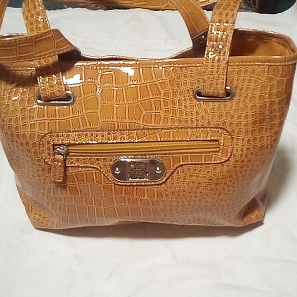 Shiny mustard yellow bag - Picture 3 of 3
